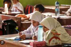 Ilustrasi seseorang membaca Al-Qur’an dan kitab untuk menuntut ilmu agama Islam