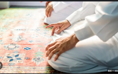 Ilustrasi seseorang menerapkan Konsisten dan Disiplin Islami dalam kehidupan Islami sehari-hari.