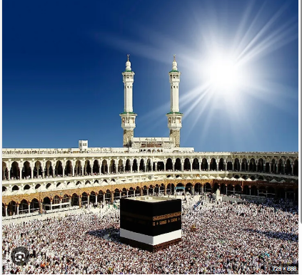 kisah inspiratif muslim Potret Muslim membaca Al-Qur’an dengan cahaya hangat, melambangkan keteguhan iman dan inspirasi hidup.