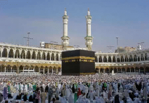 Seorang Muslim berdoa dan tersenyum, mencerminkan ketekunan dan inspirasi hidup Islami.