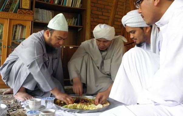 5 Sunnah Saat Makan yang Sering Dilupakan, Padahal Penuh Keberkahan post thumbnail image